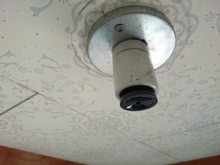 古い戸建て住宅のトイレをリフォーム&DIY④「電球ソケットをペンダントライトに交換」<小松家> 高知のみんなのDIY 古い戸建て住宅のトイレをリフォーム&DIY④「電球ソケットをペンダントライトに交換」<小松家> 高知のみんなのDIY