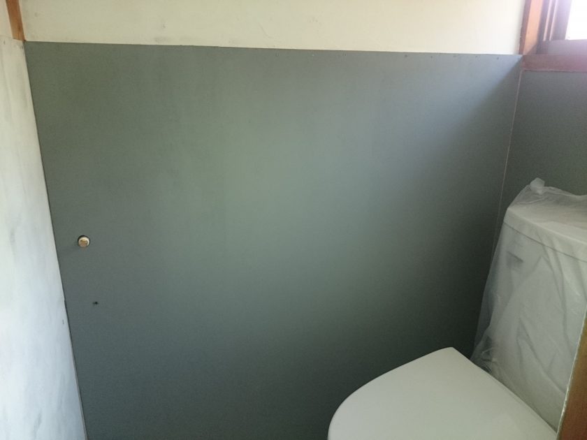 古い戸建て住宅のトイレをリフォーム＆DIY②「べニア板で壁を作りました」＜小松家＞